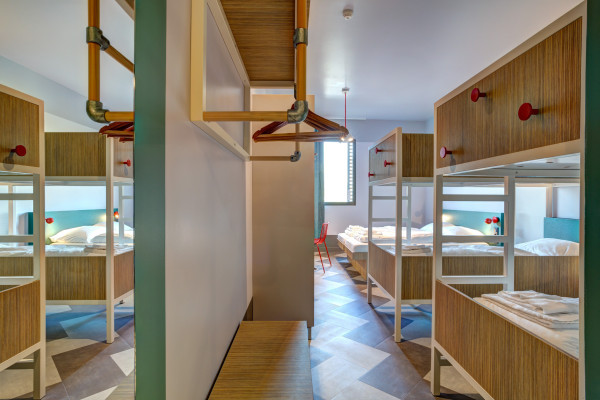 Lit en dortoir féminin