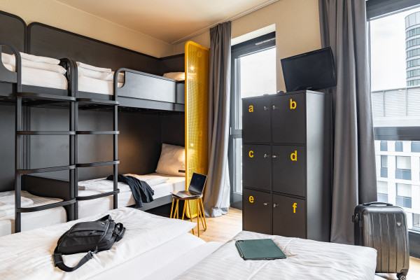 6-bed room